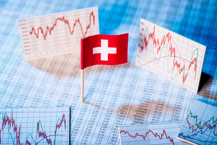 Schweizer Fahne zwischen Aktienkursen