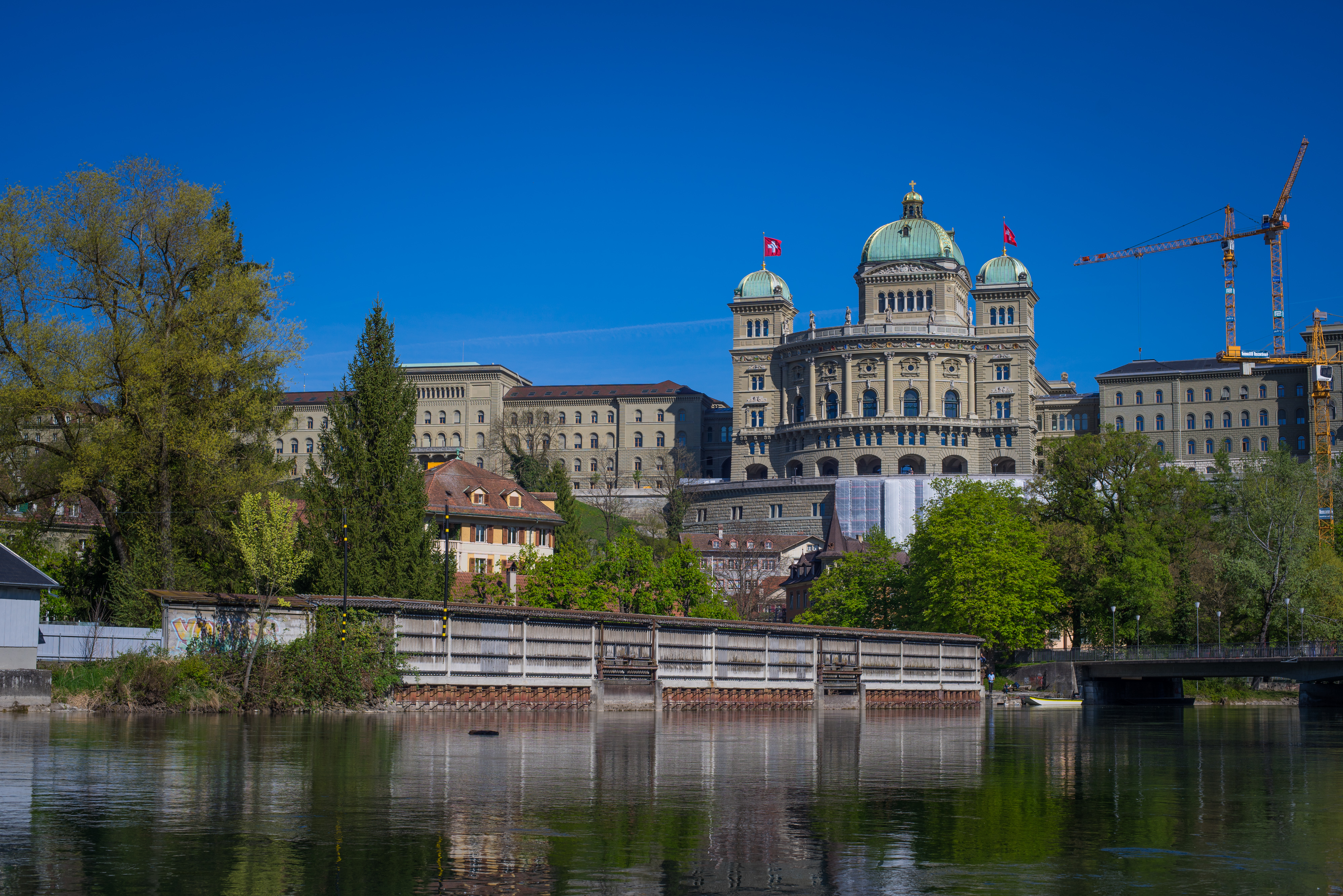 Le Palais fédéral à Berne et l'Aare au printemps