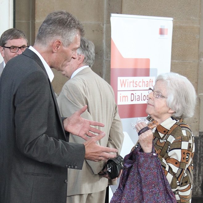 Werte, Heinz Karrer spricht mit älterer Dame 