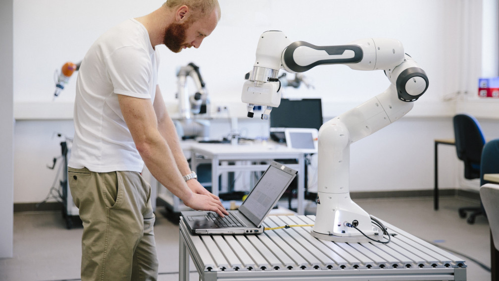 Ingenieur mit Roboterarm