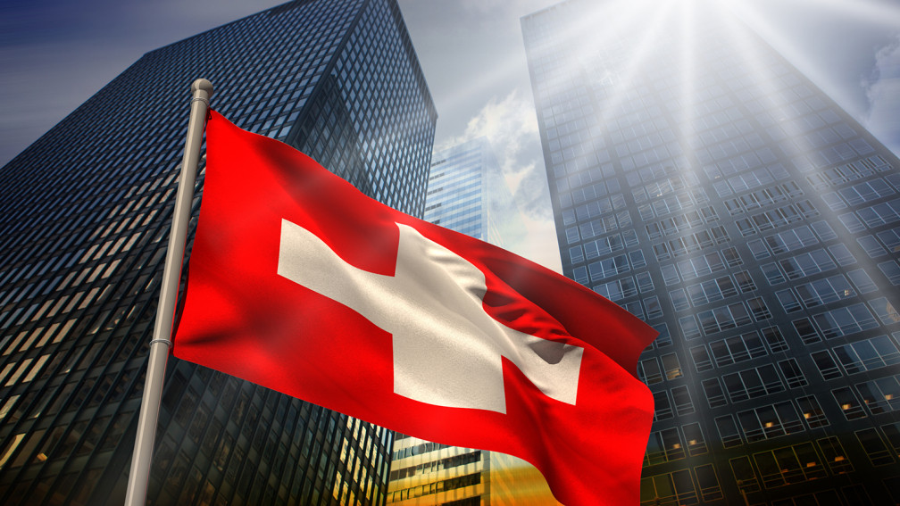 Schweizer Fahne vor Bankgebäude
