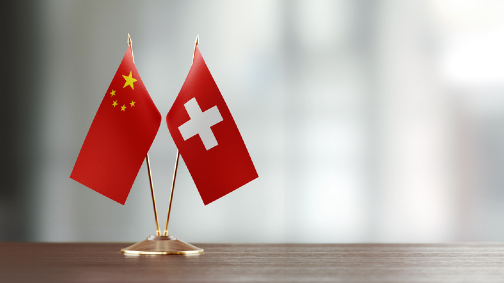 Symbolbild: Flaggen von China und der Schweiz