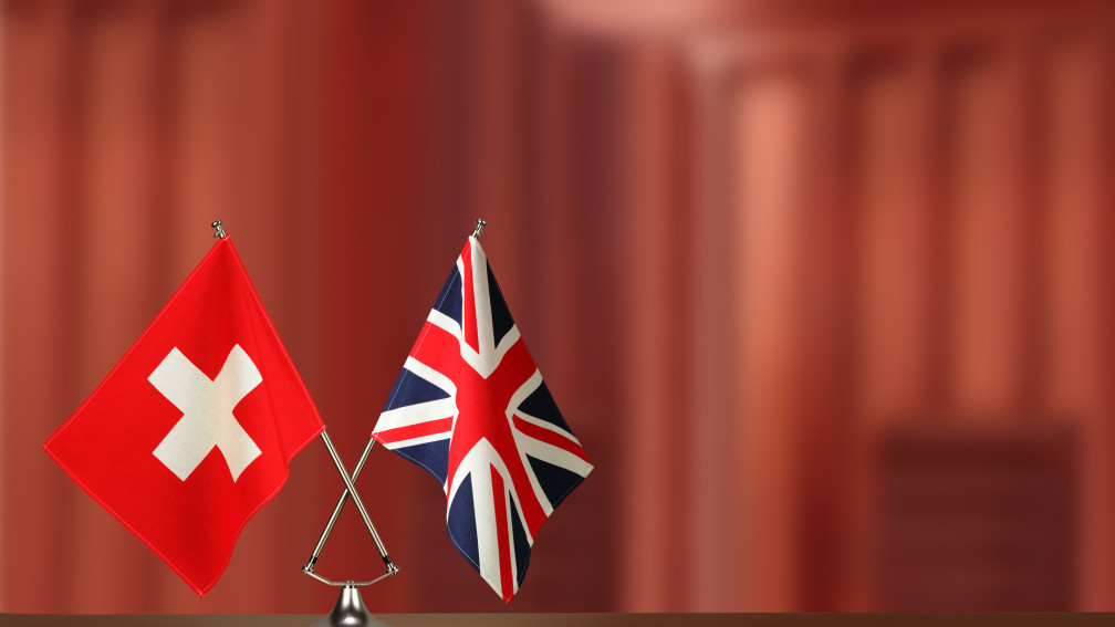 Schweiz und UK Fahnen stehen auf einem Tisch
