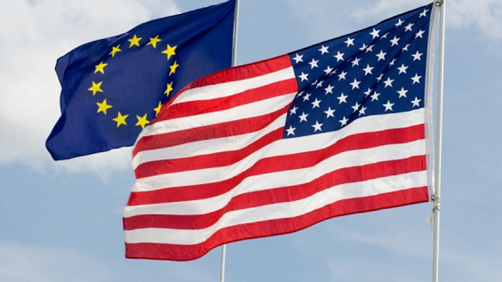 US-Fahne und EU-Fahne