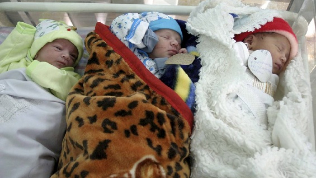 Drei Neugeborene in einer Decke