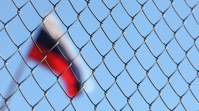 Russische Flagge hinter Gitter