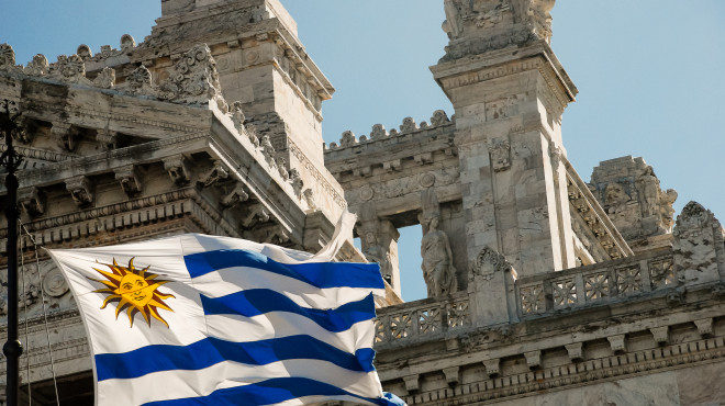 Gebäude mit Uruguay-Flagge davor