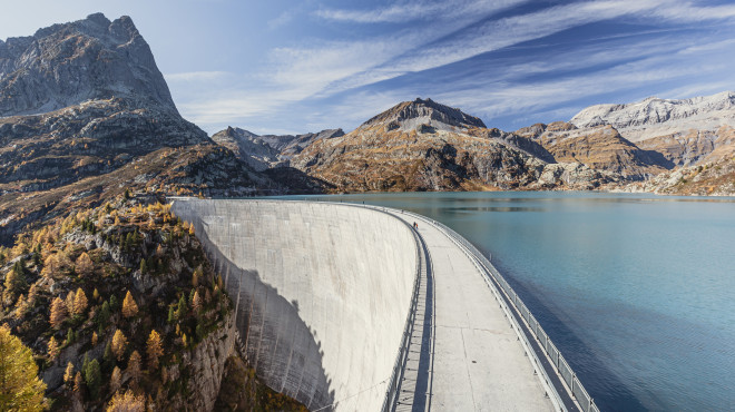 Staudamm im Herbst in der Schweiz
