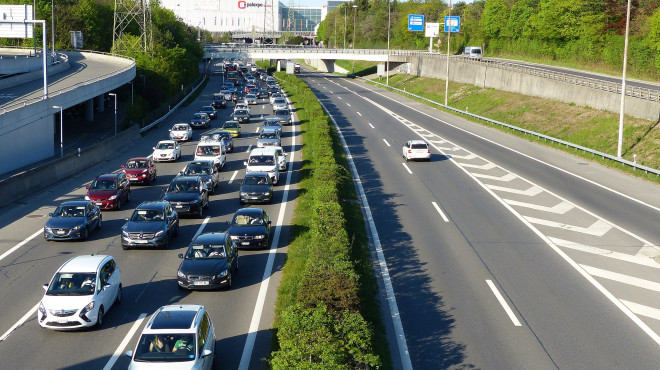 https://commons.wikimedia.org/wiki/File:Bouchon_autoroute_suisse_A1_a%C3%A9roport_de_Gen%C3%A8ve.jpg?uselang=fr