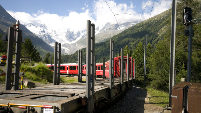 Güterwagen der Albulabahn in der Alpenlandschaft