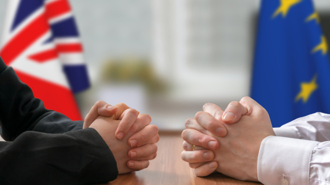 Verhandlungen Europa und Grossbritannien. Zwei Politiker mit verschränkten Händen
