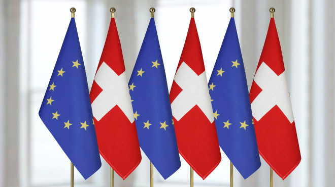 Fahnen der Schweiz und der EU