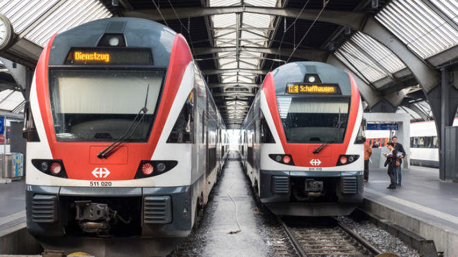 Zwei Züge am Bahnhof Zürich