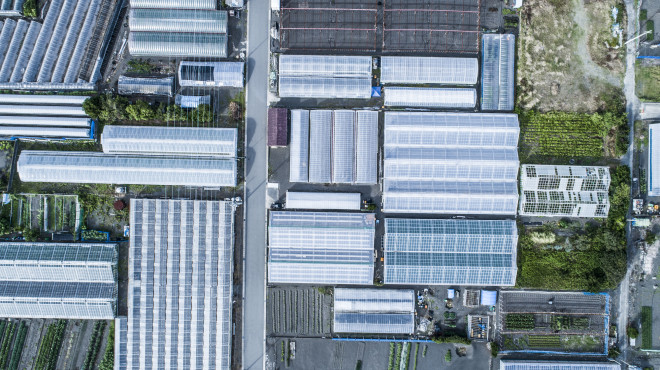 Gewächshäuser mit Solarpanels