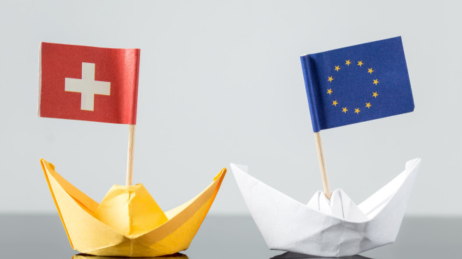 Papierschiffe mit Schweizer udn EU Fahne