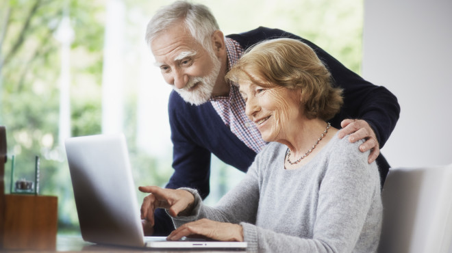 Rentnerpaar vor einem Laptop