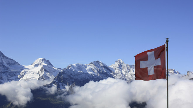 Berge mit schweizer fahne