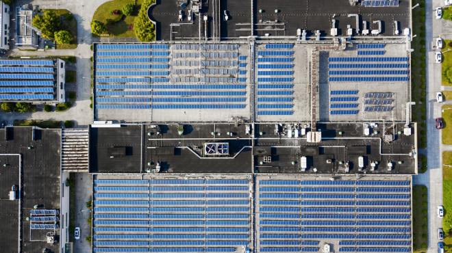 Industriegebäude mit Solarzellen