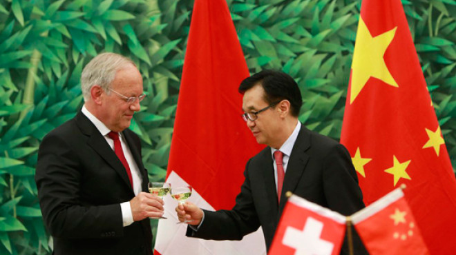 zwei wichtige Herren reichen sich vor China Flaggen die Hand