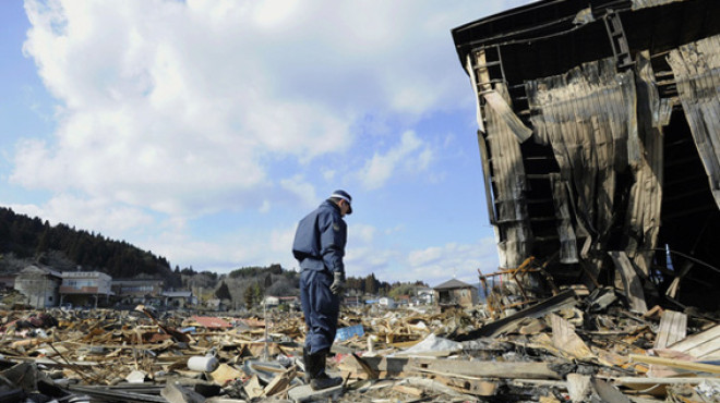 Mann in Japan nach Erdbeben