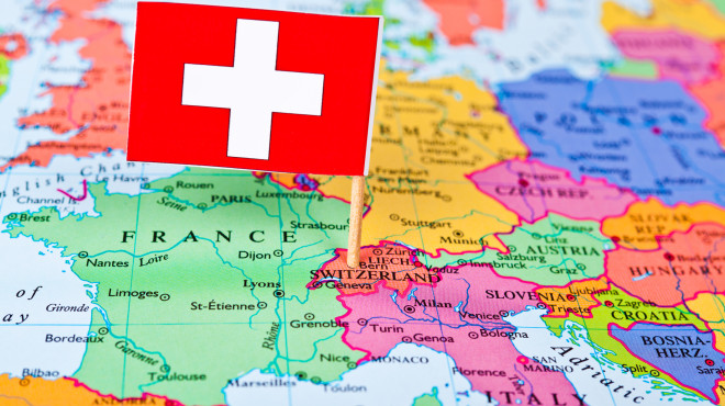 Europakarte mit grosser Markierung für kleine Schweiz