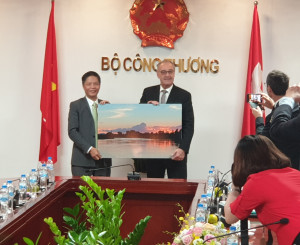 BR Parmelin mit dem Wirtschaftsminister Trần Tuấn Anh
