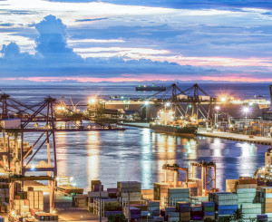 Hafen mit Industriekranen und Containerschiffen