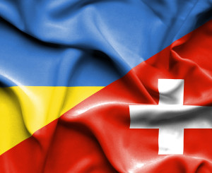 Bandiera svizzera e ucraina in diagonale