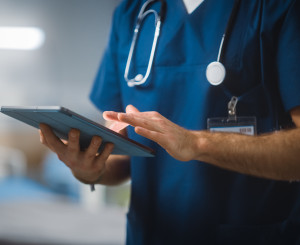 Medizinisches Personal informiert sich über iPad