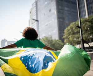 Mann mit Brasilienflagge