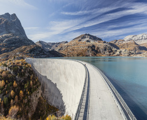 Staudamm im Herbst in der Schweiz