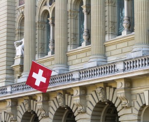 schweizer fahne vor bundeshaus