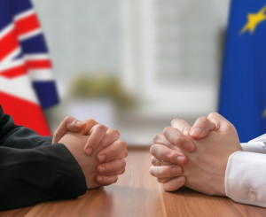 Verhandlungen Europa und Grossbritannien. Zwei Politiker mit verschränkten Händen