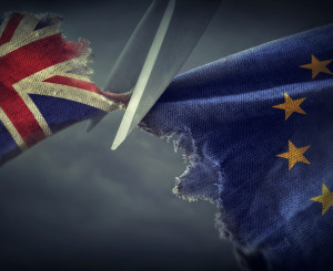 Eine Schere schneidet die EU-Flagge und die Flagge von Grossbritannien auseinander.