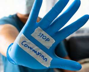 Hand zeigt Stop Corona