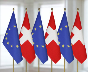 Fahnen der Schweiz und der EU