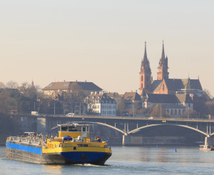 Frachtschiff auf dem Rhein bei Basel