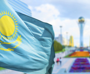 Kasachische Flagge vor dem Bajterek Turm, Wahrzeichen der Hauptstadt Astana