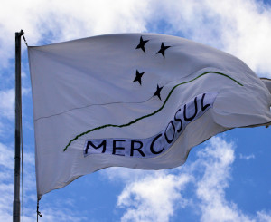 wehende Mercosur Fahne im Wind