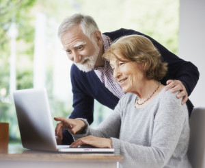 Rentnerpaar vor einem Laptop