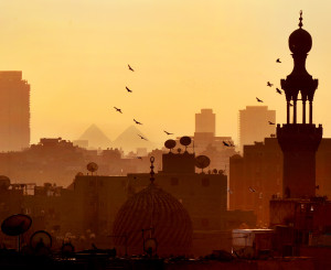 Die Skyline Kairos im Sonnenuntergang - Vögel fliegen am Himmel