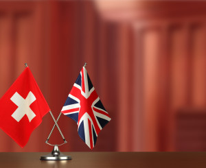 Flaggen der Schweiz und des UK