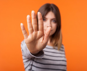 Frau macht Stopp-Zeichen mit der Hand