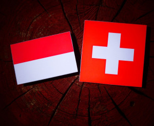 Flaggen von Indonesien und der Schweiz nebeneinander
