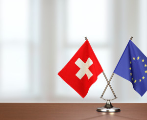 Europäische und Schweizer Flagge auf einem Tisch