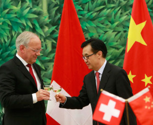 zwei wichtige Herren reichen sich vor China Flaggen die Hand