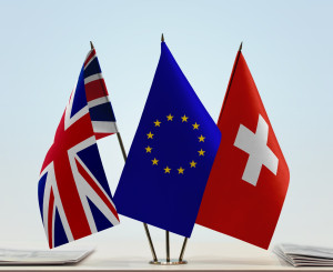 Flaggen von UK, EU und Schweiz