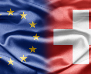 EU und Schweizer Fahne gehen in einander über