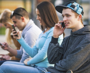 Jugendliche mit Handy