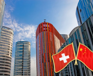 Hochhäuser und Schweizer Flagge